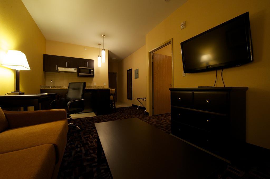 Days Inn & Suites By Wyndham Winnipeg Airport Manitoba Exterior photo