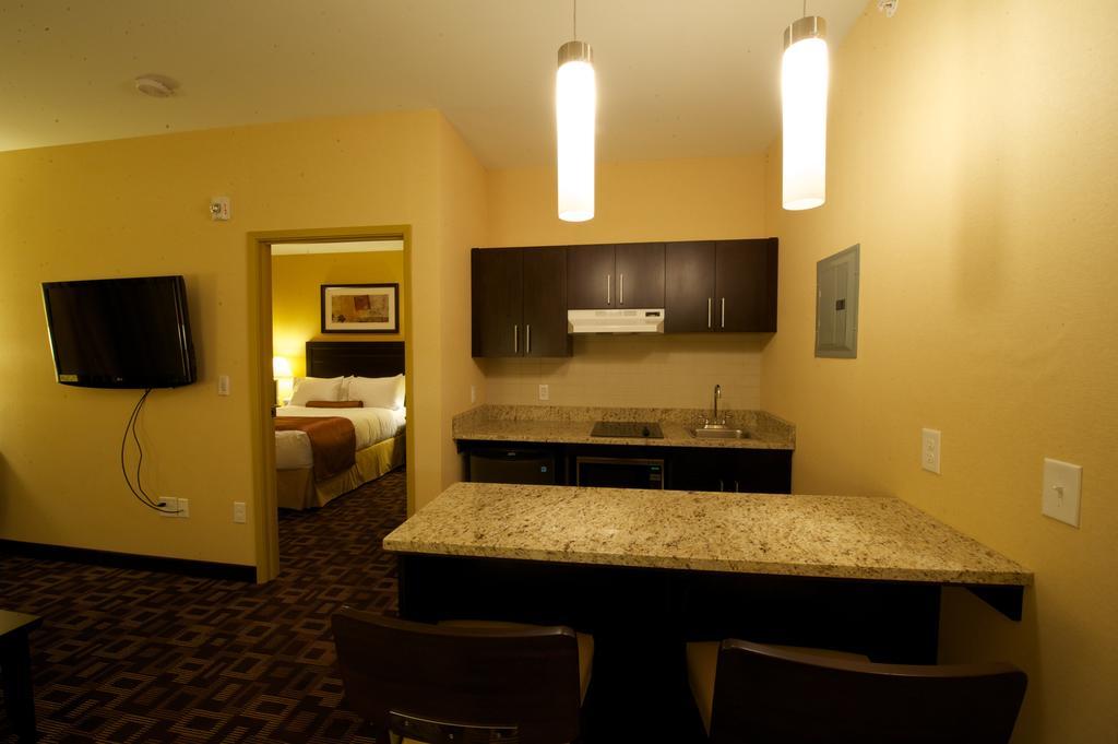 Days Inn & Suites By Wyndham Winnipeg Airport Manitoba Exterior photo